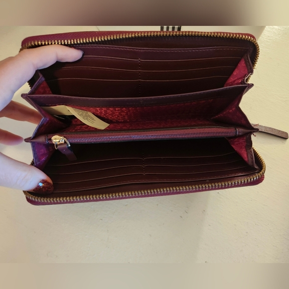 KATE SPADE NY BIXBY PLACE BURGUNDY FINE RIBBED PATENT LEATHER WALLET-EUC 8×4 - Picture 3 of 10